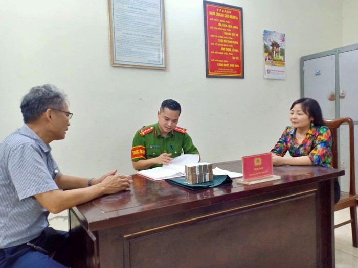 Đang ung dung trên đường, người phụ nữ nhặt được 200 triệu đồng liền đi báo công an Ảnh 2