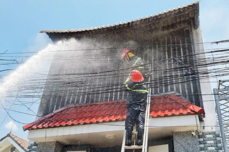 Cảnh sát giải cứu 4 nạn nhân mắc két trong đám cháy nhà riêng -0