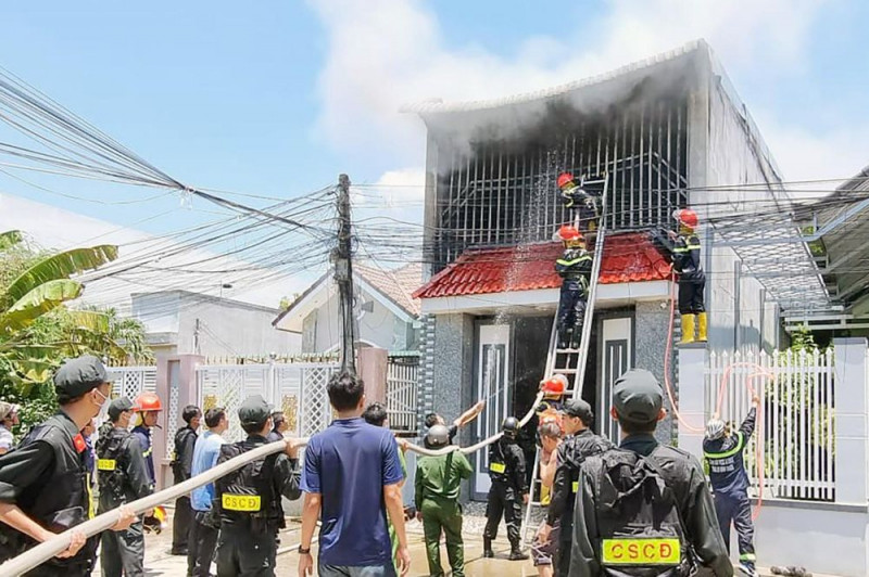 Cảnh sát giải cứu 4 nạn nhân mắc két trong đám cháy nhà riêng -0