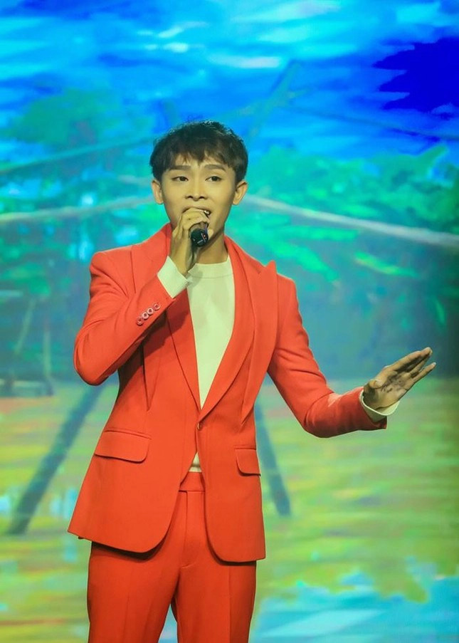 Hồ Văn Cường xúc động hát tặng Phi Nhung một ca khúc về mẹ trên sân khấu? Ảnh 7