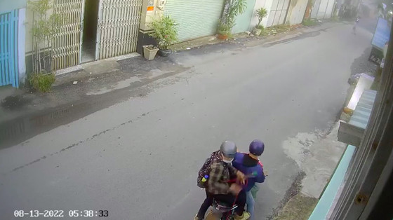 Bị phát hiện trộm chó, đối tượng dùng bình xịt hơi cay tấn công chủ nhà Ảnh 1