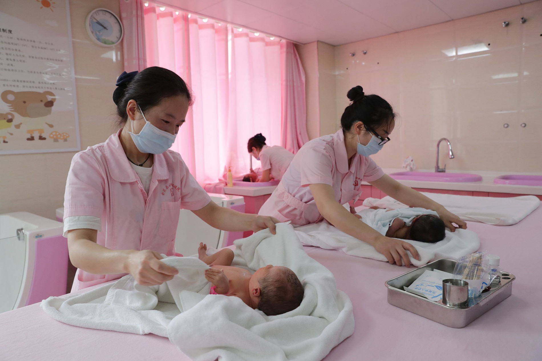Quốc gia đông dân nhất thế giới làm mọi cách để tăng tỷ lệ sinh - Ảnh 1.