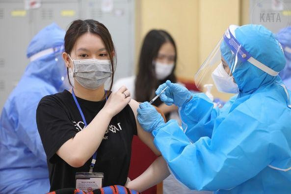 Bộ Y tế khích lệ người dân tiêm vaccine COVID-19 qua chiến dịch 'Vui Trung thu, tựu trường an toàn'