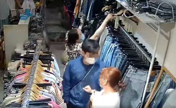 Vào chọn đồ cùng bạn trai, cô gái làm một việc khiến chủ cửa hàng khóc thét Ảnh 1