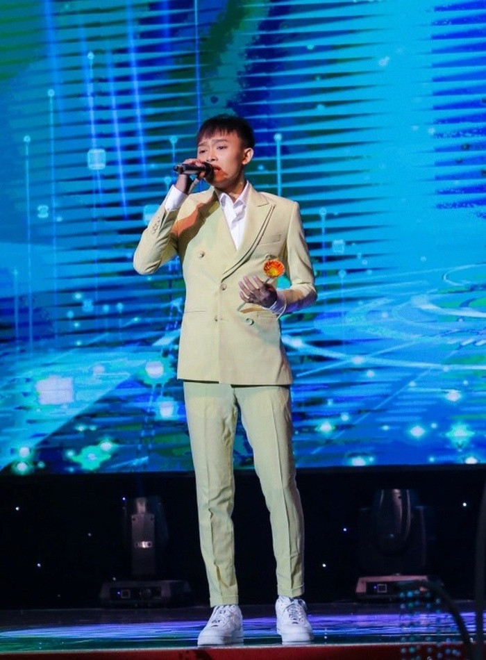 Sự khác biệt khi Hồ Văn Cường song ca với danh ca Ngọc Sơn và mẹ nuôi Phi Nhung Ảnh 2