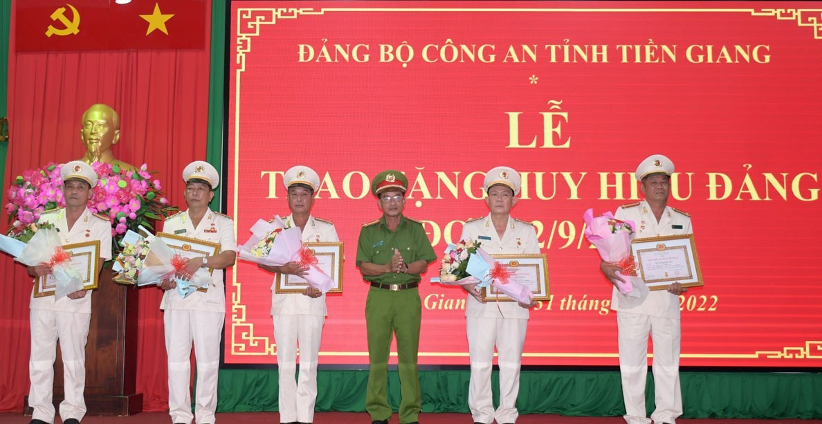 tien-giang-trao-tang-anh-3-1662258168.jpg