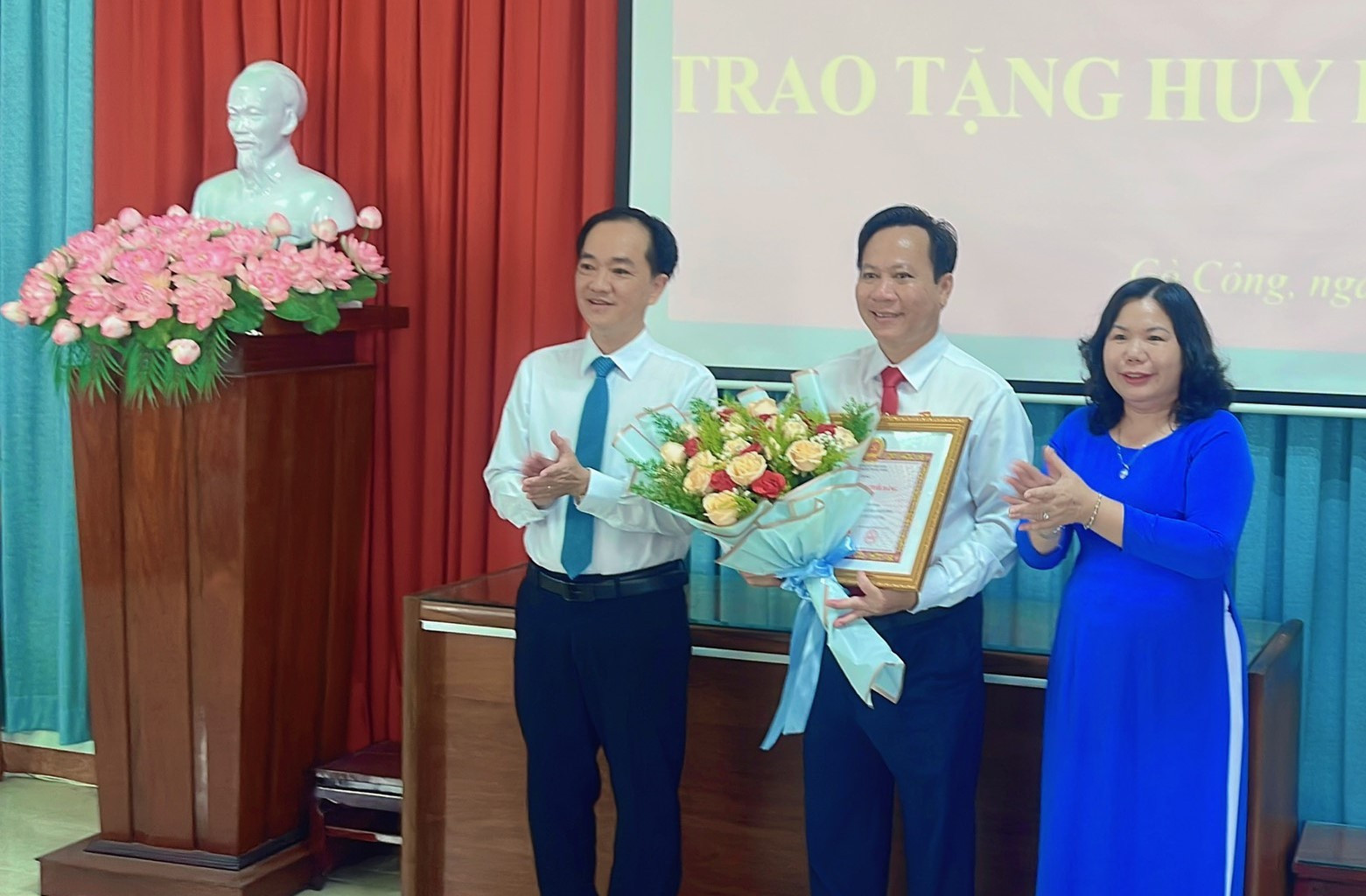 tien-giang-trao-tang-anh-4-1662258168.jpg