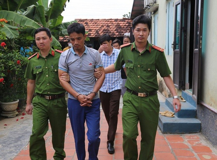 Thi thể thiếu nữ 17 tuổi nằm ở ven đường, được che đậy bằng bạt dứa Ảnh 1