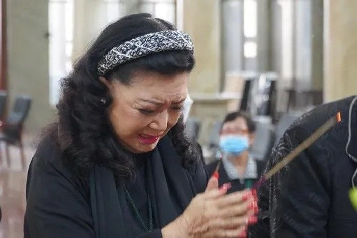 Đám tang nghệ sĩ Thẩm Thúy Hằng: Người thân bật khóc suy sụp, NSND Kim Cương nghẹn ngào bên di ảnh Ảnh 2