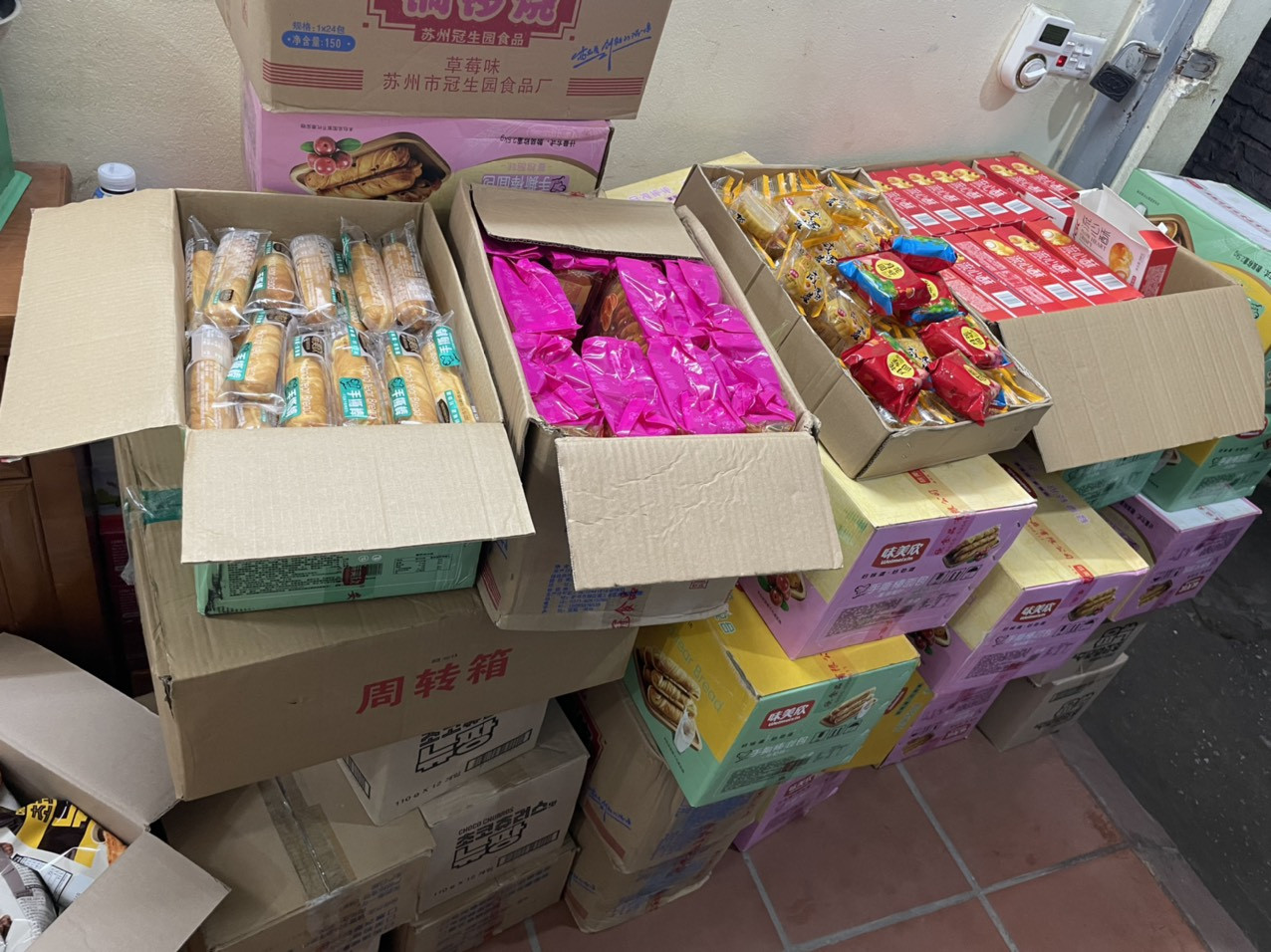 Lực lượng QLTT thu giữ hàng nghìn bánh trung thu nhập lậu tại Hà Nội - Ảnh 3.