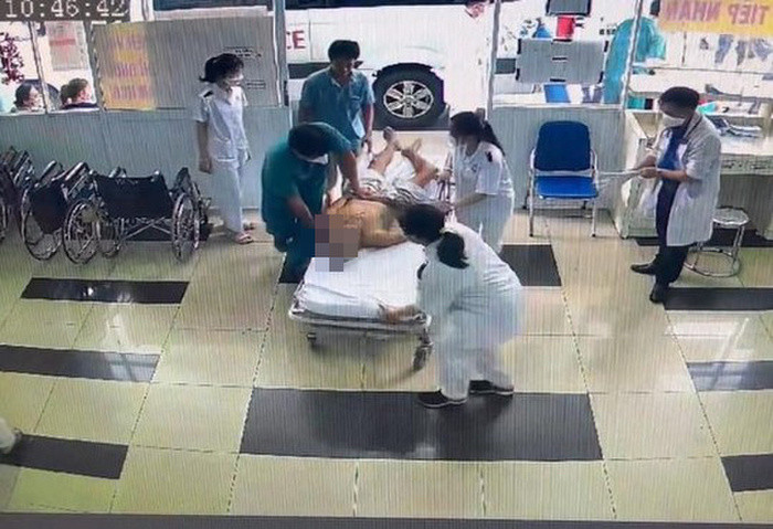 Người đàn ông hóc bánh trung thu may mắn thoát chết ngay trước cửa bệnh viện Ảnh 1