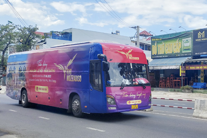 Hình ảnh chiếc xe vi phạm quy định về quảng cáo trên phương tiện giao thông đã bị xử phạt.