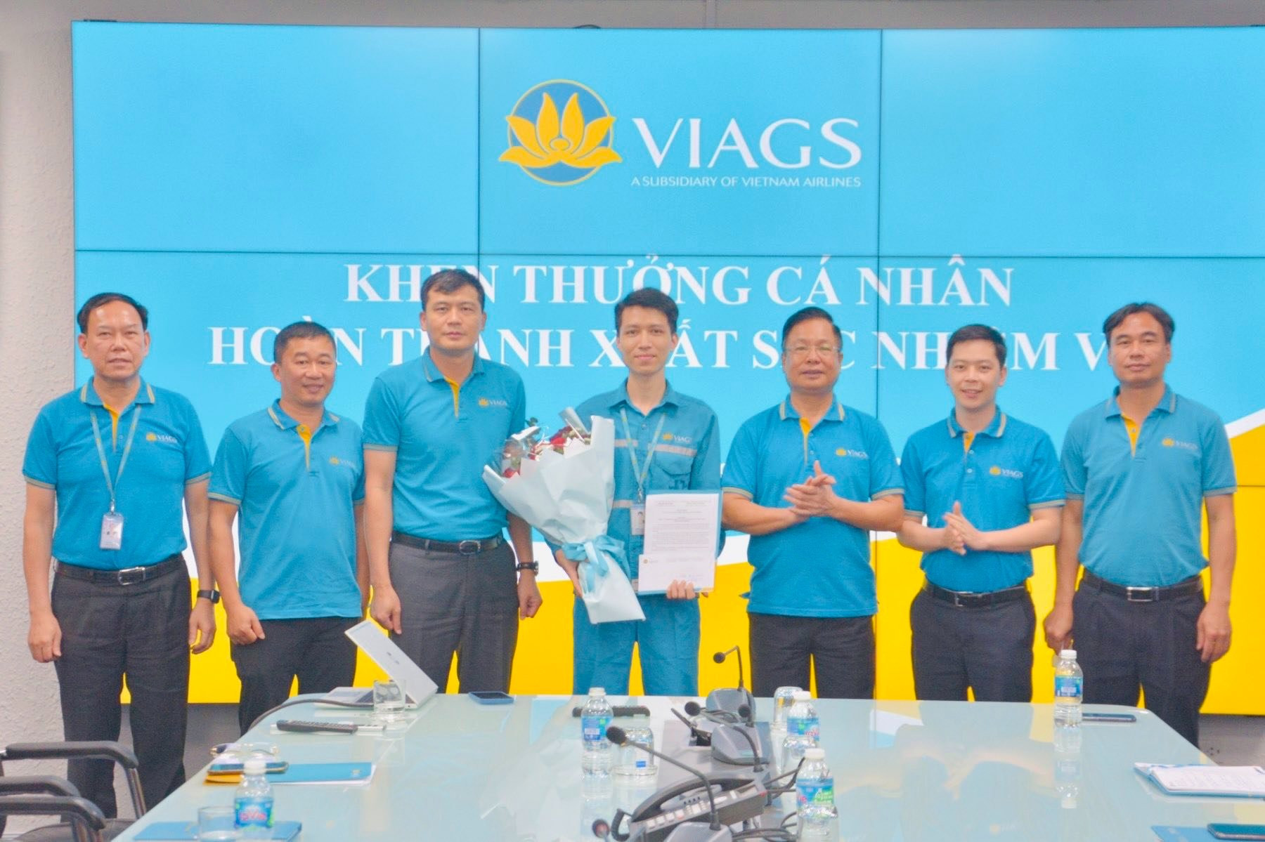 Hành khách để quên 2,4 tỷ đồng trên máy bay được nhân viên mặt đất trả lại - Ảnh 2.