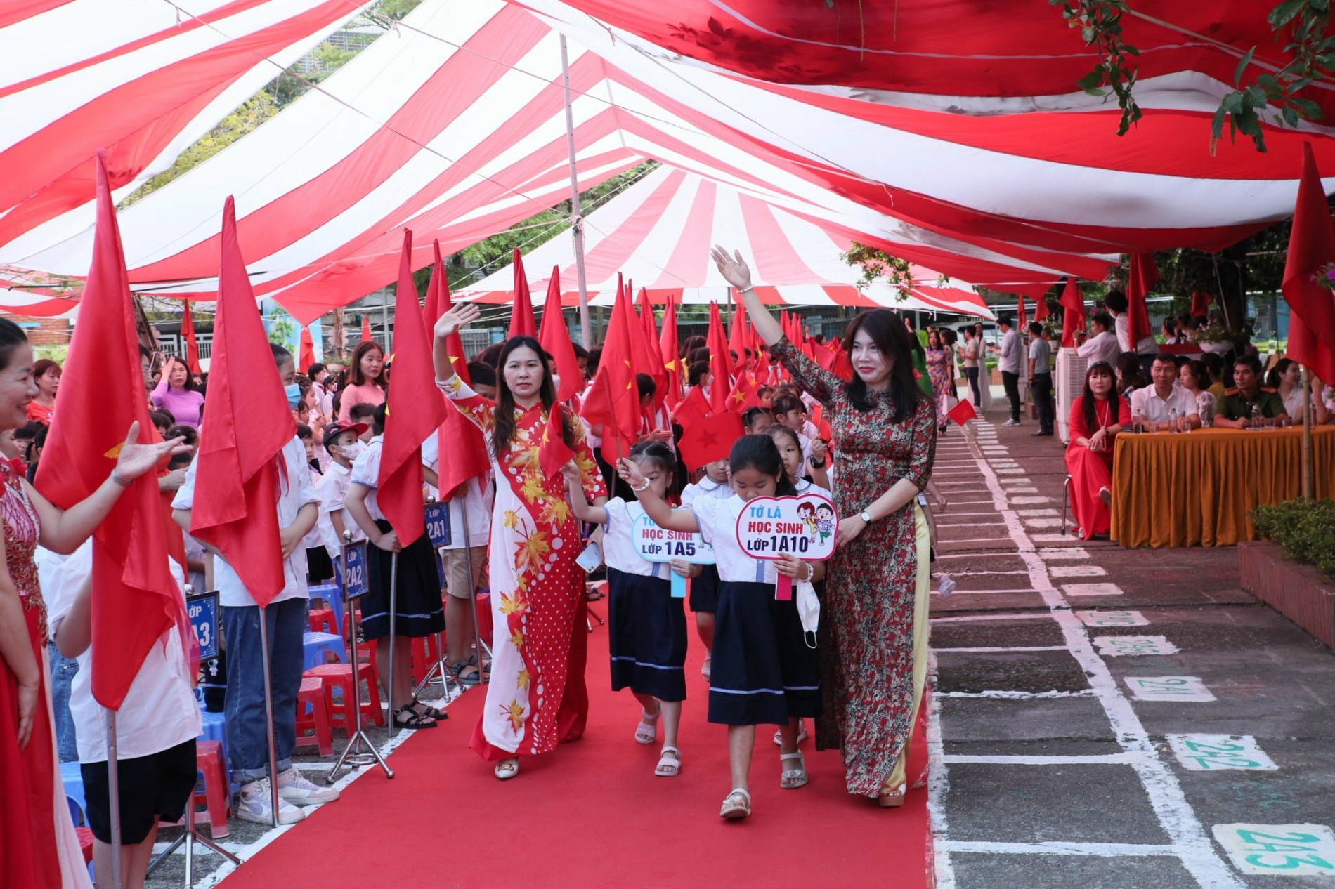 cac-co-giao-chu-nhiem-dang-tiep-nhan-lop-hoc-dau-nam-hoc-moi-1664006675.JPG