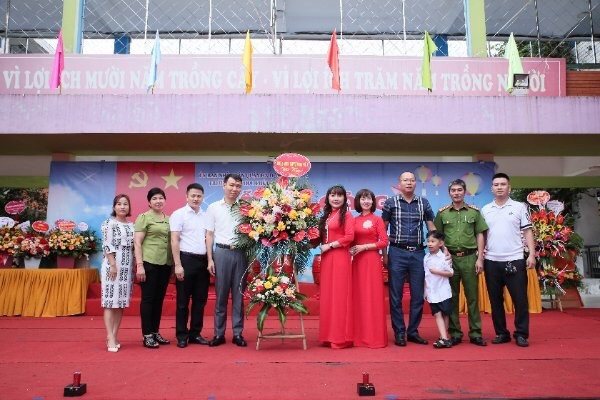 dang-uy-phuong-van-phu-du-le-khai-giang-cung-bgh-nha-truong-1664006675.JPG