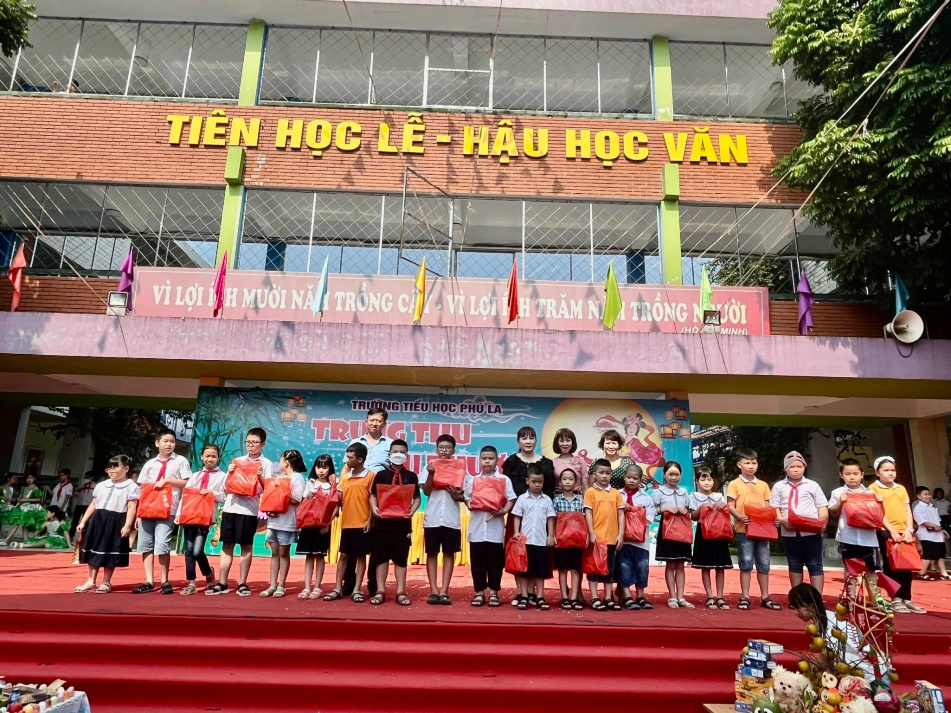 bgh-nha-truong-to-chuc-buoi-don-tet-trung-thu-cho-cac-chau-ngay-tai-san-truong-1664006675.JPG