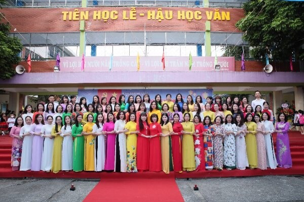 doi-ngu-tap-the-cac-thay-co-giao-cua-nha-truong-1664006675.JPG