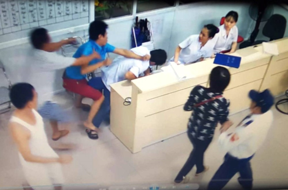 Thời gian qua xảy ra rất nhiều vụ người nhà bệnh nhân hành hung nhân viên y tế.