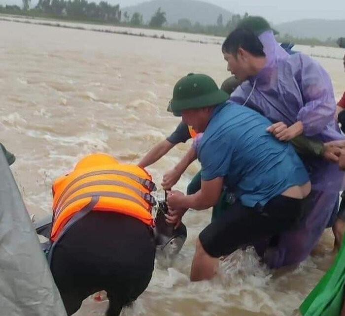Đã tìm thấy thi thể người chồng trong vụ hai vợ chồng bị lũ cuốn trôi ở Nghệ An Ảnh 2