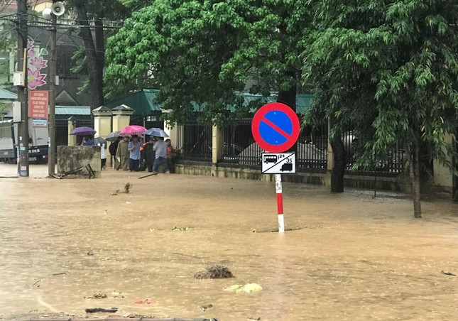 Lũ kinh hoàng đổ về huyện miền núi Nghệ An, 3 ngôi nhà bị cuốn trôi ảnh 5