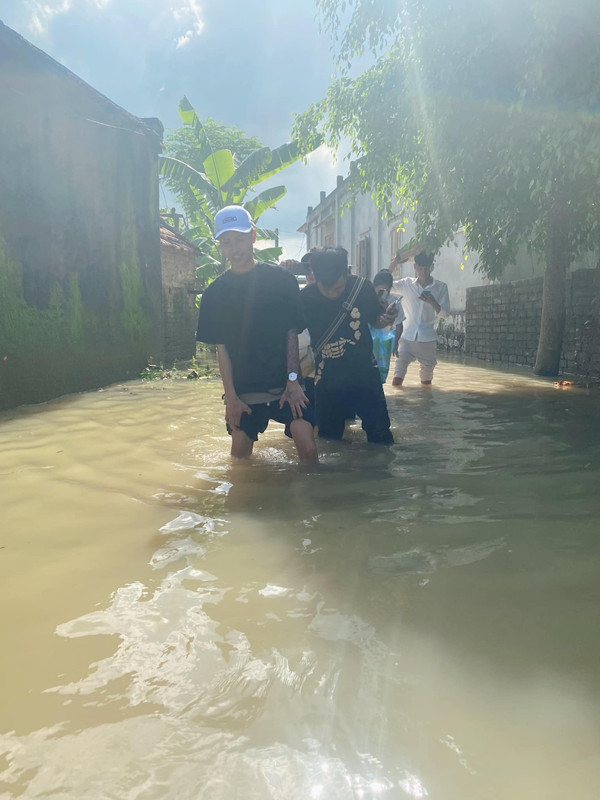 Xôn xao hình ảnh Đạt Villa xắn quần, lội lũ đi từ thiện ở Nghệ An: Kẻ khen hết lời, người kêu 'đánh bóng' Ảnh 2