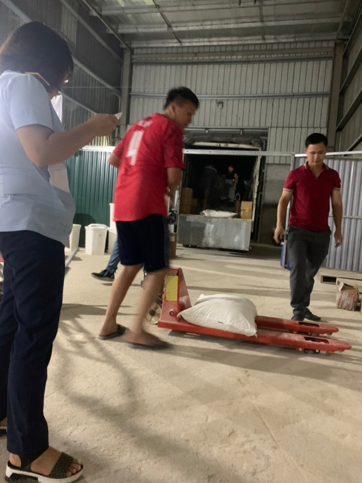 Nóng: Phát hiện cơ sở sản xuất thuốc giả mạo, trái phép 'khủng' ở ngoại thành Hà Nội - Ảnh 5.