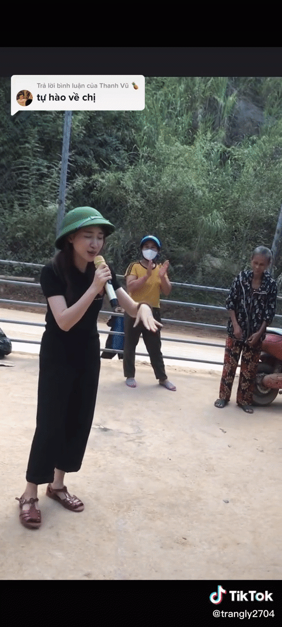 Hát giao lưu trong chuyến thiện nguyện miền Trung, tính cách Hòa Minzy ngoài đời được người dân hé lộ Ảnh 4