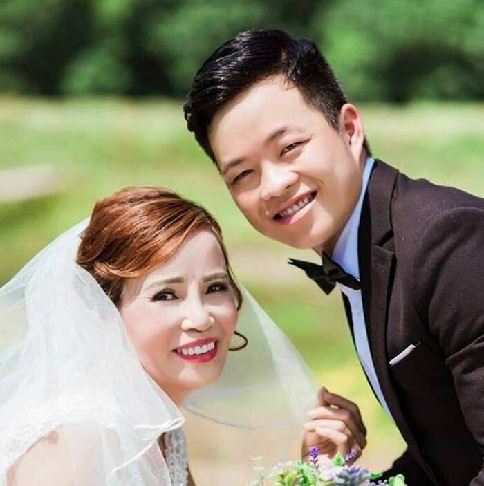 Sau 4 năm 'đập đi xây lại', nhan sắc cô dâu Thu Sao U70 ngày càng trẻ đẹp khó tin Ảnh 1