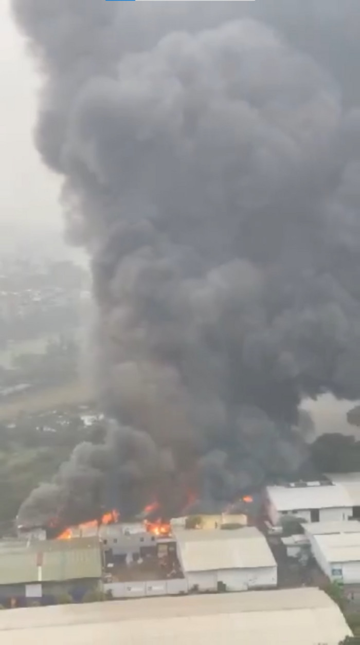 Cháy cực lớn tại kho sơn ở Hà Nội, cột khói bốc cao hàng trăm mét Ảnh 1