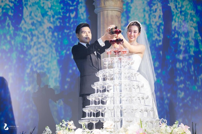 Bầu Hiển nhảy 'cực sung' mừng hạnh phúc trong ngày cưới của Đỗ Mỹ Linh - Đỗ Vinh Quang Ảnh 4