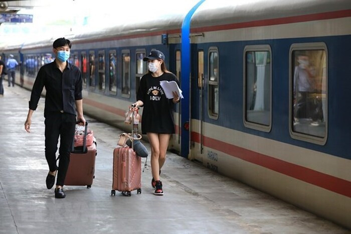 Hơn 31.000 vé tàu Tết 'hết veo' trong 2 giờ đầu mở bán Ảnh 1