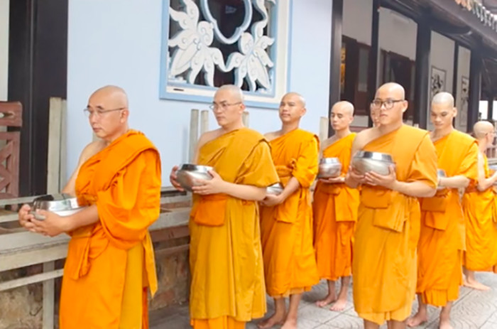 Rộ hình ảnh MC Đại Nghĩa xuống tóc xuất gia Ảnh 2