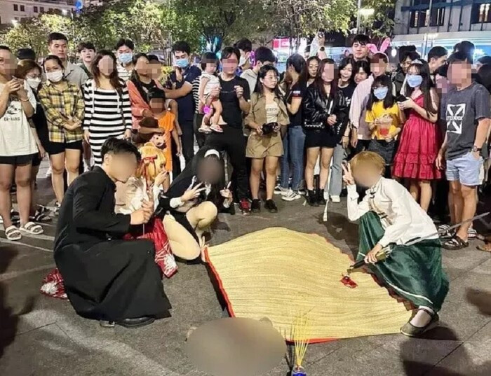 Nhóm bạn đắp chiếu giả chết, thắp nhang nghi ngút khói ở phố đi bộ dịp Halloween gây phản cảm Ảnh 1