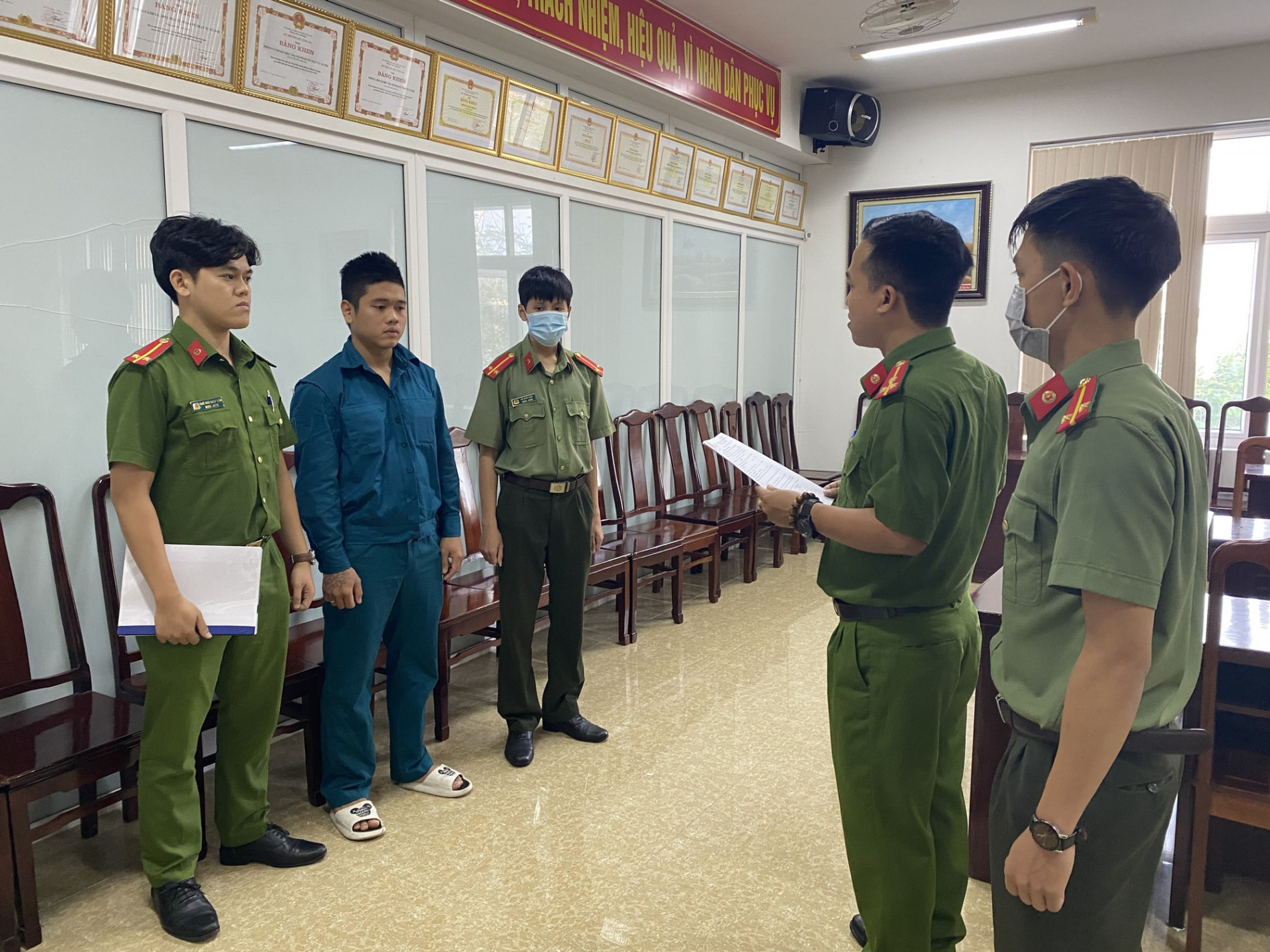 Bắt đối tượng lập các tài khoản Facebook ảo để lừa tiền của nhiều người - Ảnh 1.