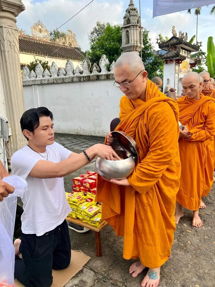 MC Đại Nghĩa bật khóc trong ngày cuối cùng xuất gia Ảnh 1