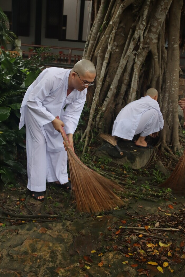 MC Đại Nghĩa bật khóc trong ngày cuối cùng xuất gia Ảnh 4