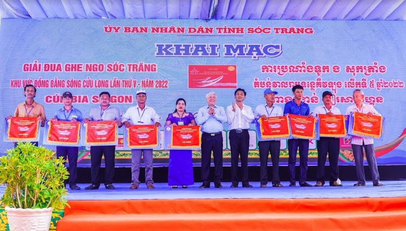giai-dua-ghe-soc-trang-2-1667829435.JPG