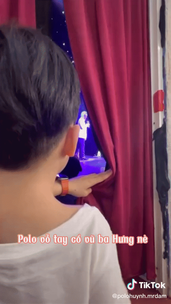 Bé Polo Huỳnh đứng trong cánh gà chăm chú cổ vũ màn trình diễn của Đàm Vĩnh Hưng - Lệ Quyên Ảnh 3