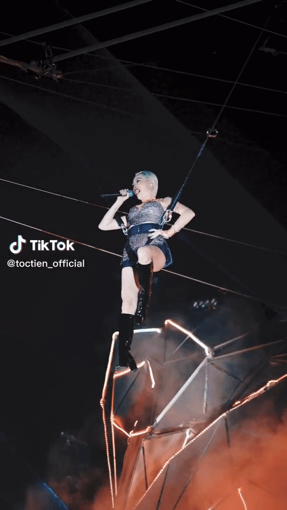 Thót tim với cảnh Tóc Tiên đu người với độ cao 23m trong show diễn, fan lo lắng: 'Chị có sợ không?' Ảnh 2
