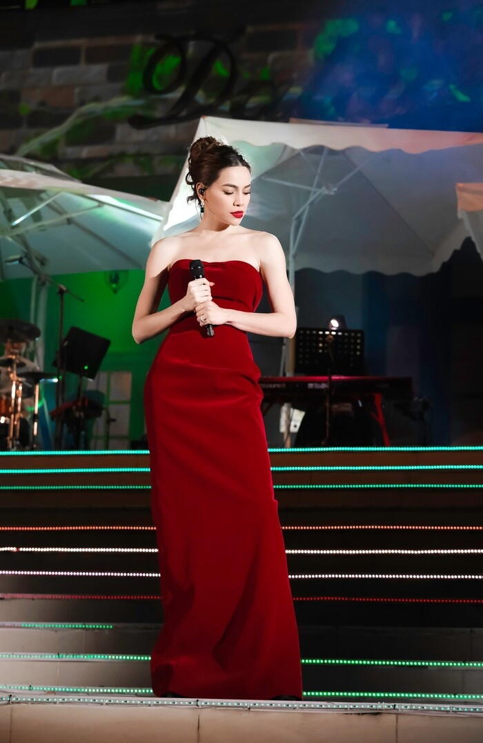 Fan nam 'số hưởng' được Hồ Ngọc Hà ngồi vào lòng, netizen bật chế độ 'ganh tị' Ảnh 5