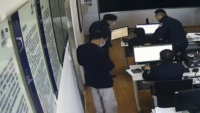 Cụ ông bật khóc nức nở vì làm mất chiếc điện thoại cũ, biết lý do phía sau cảnh sát cũng phải nghẹn ngào Ảnh 1