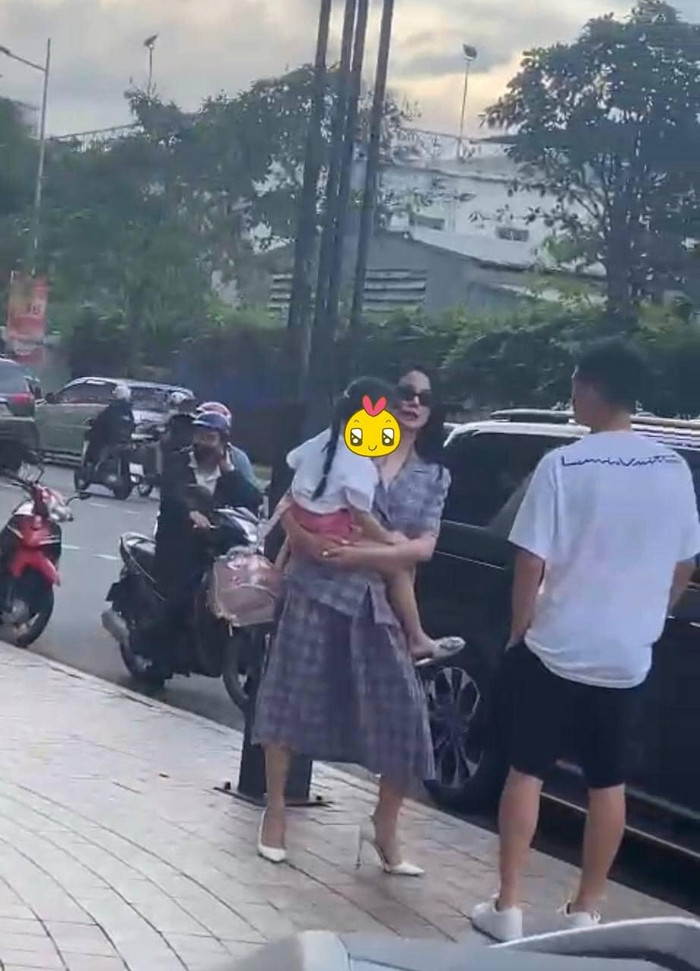 Bị chồng cũ chặn xe đe dọa trên đường đón con, Diệp Lâm Anh cầu cứu vợ chồng Cường Đô La Ảnh 3