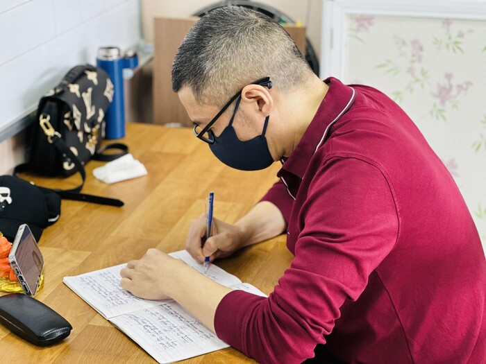 Hé lộ khoảnh khắc nghệ sĩ Công Lý tại phim trường: Theo dõi tỉ mỉ, thể hiện tình yêu nghề cháy bỏng Ảnh 3
