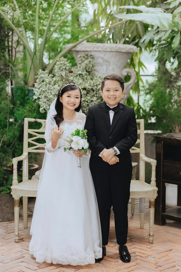 Cặp đôi tí hon ở Nghệ An có đám cưới siêu đáng yêu, netizen: 'Nhiều người bình thường chỉ ước được vậy' Ảnh 1
