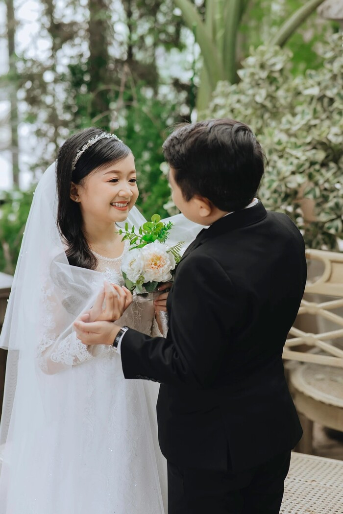 Cặp đôi tí hon ở Nghệ An có đám cưới siêu đáng yêu, netizen: 'Nhiều người bình thường chỉ ước được vậy' Ảnh 4