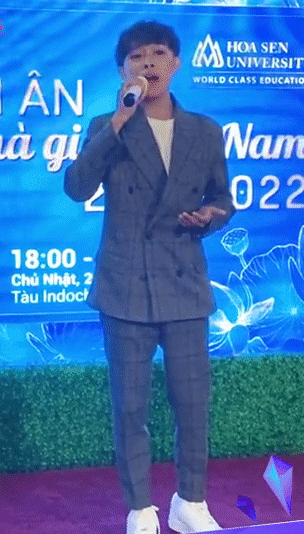Hồ Văn Cường chạy show ở trường đại học, giọng hát lẫn ngoại hình khiến khán giả bàn tán sôi nổi Ảnh 1