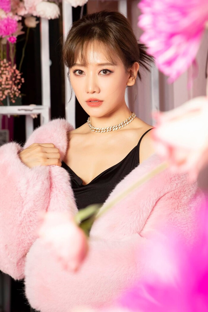 Xuất hiện hình ảnh Hari Won thân thiết với chàng trai lạ trong nhà vệ sinh: Chuyện gì thế này? Ảnh 1