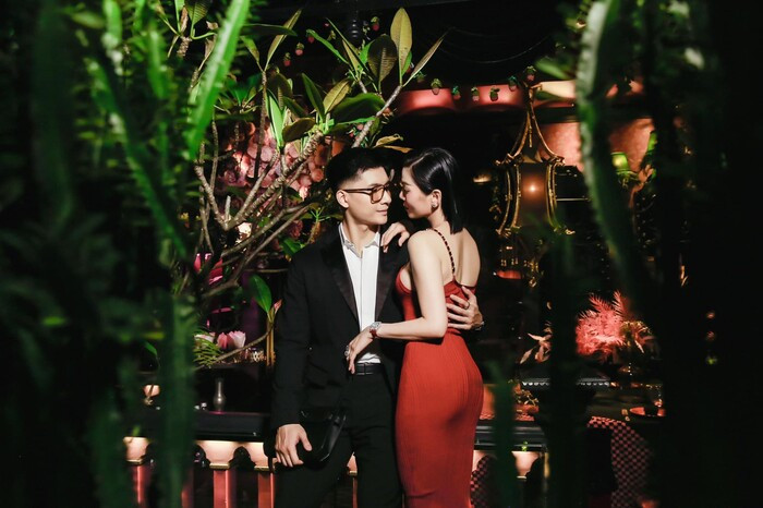 Lệ Quyên mặc váy đỏ gợi cảm, e ấp trong vòng tay tình trẻ Ảnh 3