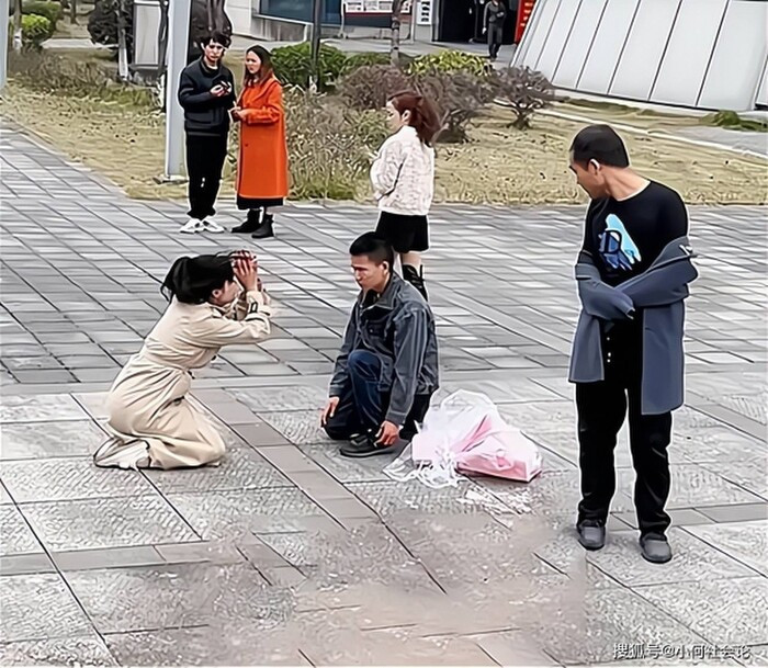 Được chàng trai quỳ gối, tỏ tình trên phố, cô gái khiến tất cả sững sờ với hành động 'đáp lại' Ảnh 2