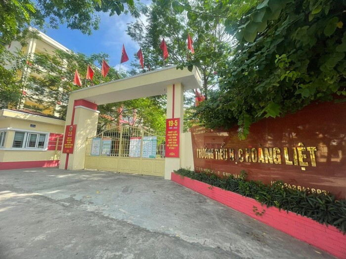 Hà Nội: Học sinh lớp 3 nhặt được thuốc lá điện tử, chia các bạn hút thử khiến 8 em nhập viện Ảnh 1